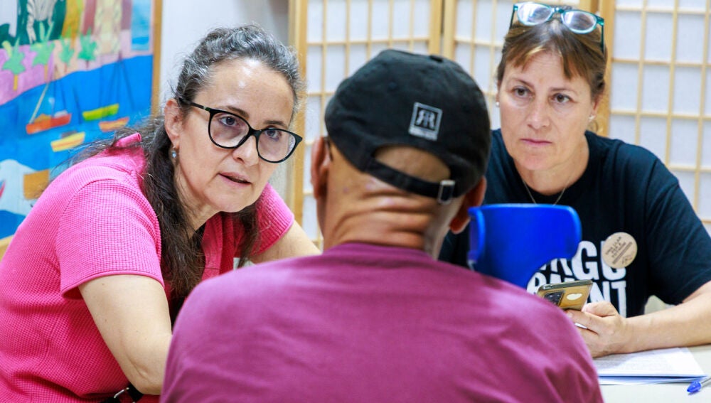 Arrels Fundació escolta aquests dies les persones que dormen el carrer per definir quines necessitats tenen