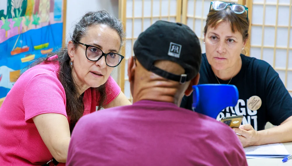Arrels Fundació escolta aquests dies les persones que dormen el carrer per definir quines necessitats tenen Arrels Fundació escolta aquests dies les persones que dormen el carrer per definir quines necessitats tenen