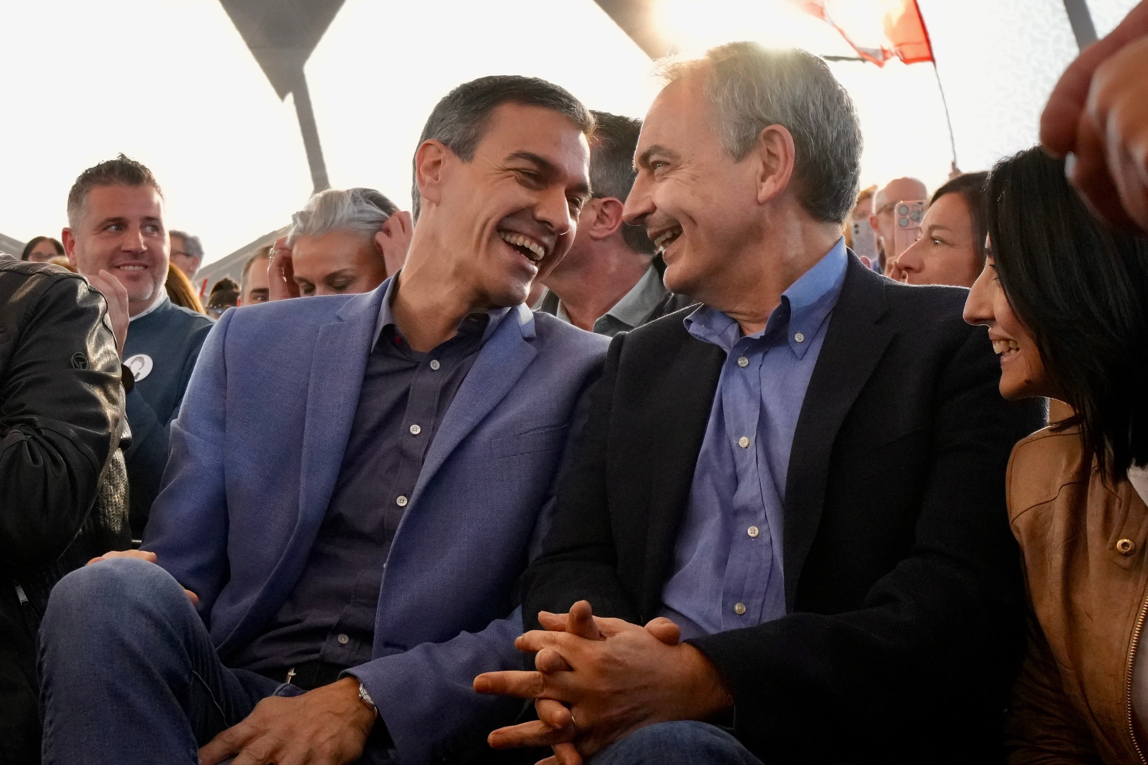 Sánchez traslada su confianza a Zapatero tras su imputación en el caso Plus Ultra: "Necesita el apoyo de la familia socialista" Sánchez traslada su confianza a Zapatero tras su imputación en el caso Plus Ultra: "Necesita el apoyo de la familia socialista"