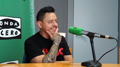 L'Andr&eacute;s S&aacute;nchez t&eacute; un do per treballar de cara al p&uacute;blic i, a m&eacute;s, li encanta el rock dur.