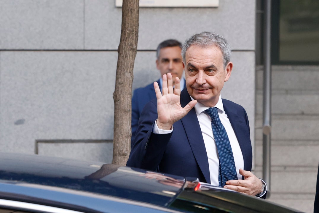 El expresidente del Gobierno, José Luis Rodríguez Zapatero, llega a la Audiencia Nacional para declarar como investigado por organización criminal, tráfico de influencias y falsedad en la causa sobre el préstamo a la compañía aérea Plus Ultra. El expresidente del Gobierno, José Luis Rodríguez Zapatero, llega a la Audiencia Nacional para declarar como investigado por organización criminal, tráfico de influencias y falsedad en la causa sobre el préstamo a la compañía aérea Plus Ultra.