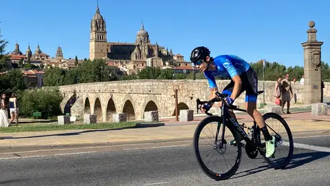 Un ciclista, en la primera etapa de la ronda de 2025 Un ciclista, en la primera etapa de la ronda de 2025