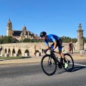 Un ciclista, en la primera etapa de la ronda de 2025