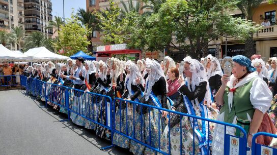 Las bellas del foc con sus damas de honor junto con el alcalde, Luis Barcala