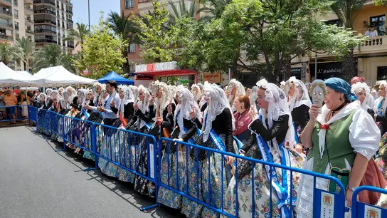Las bellas del foc con sus damas de honor junto con el alcalde, Luis Barcala Las bellas del foc con sus damas de honor junto con el alcalde, Luis Barcala