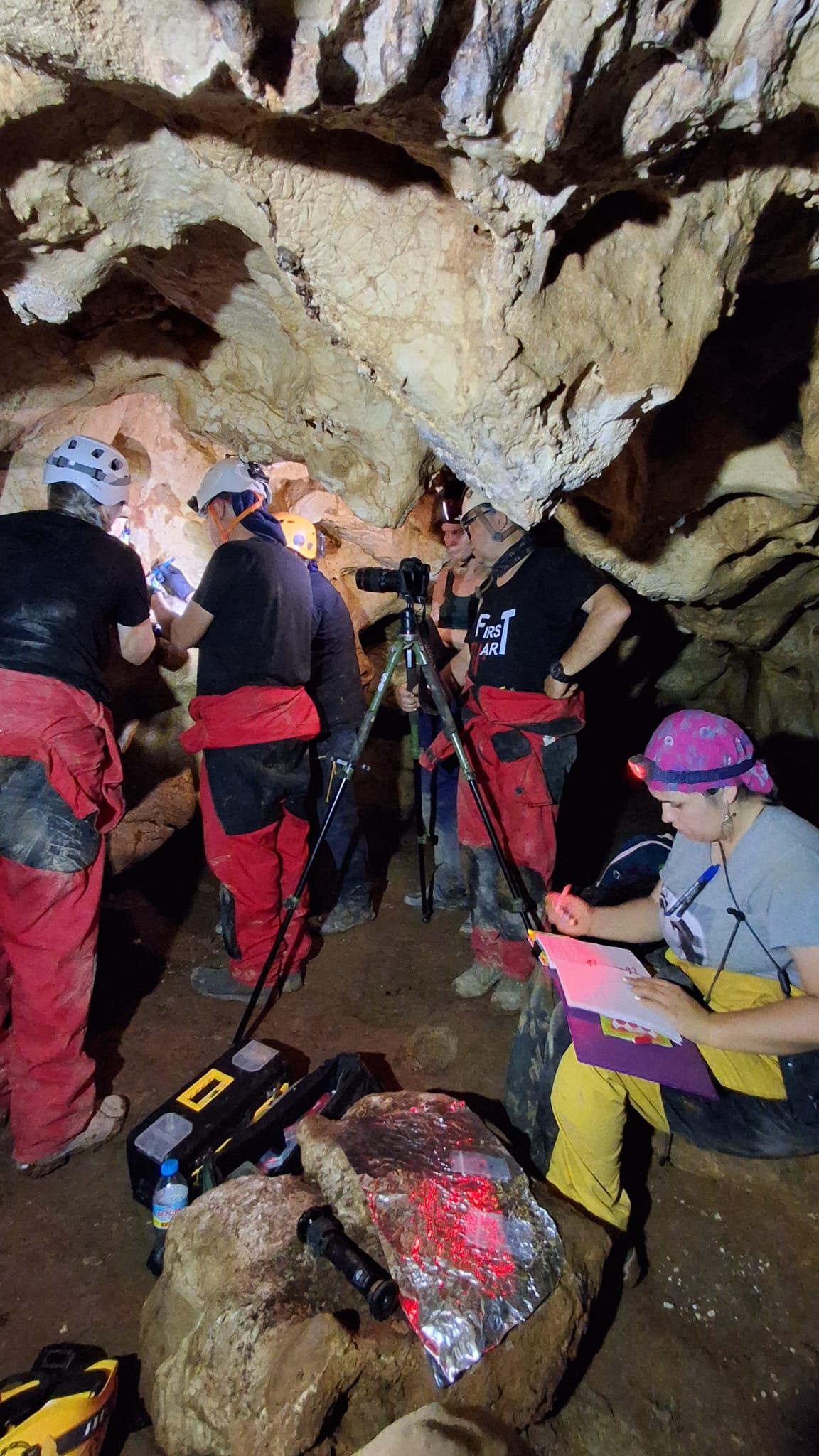 Investigadores de cinco países toman muestras de uranio y ADN en pinturas y grabados de las cuevas de Rincón de la Victoria Investigadores de cinco países toman muestras de uranio y ADN en pinturas y grabados de las cuevas de Rincón de la Victoria