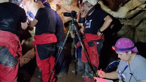 Investigadores de cinco países toman muestras de uranio y ADN en pinturas y grabados de las cuevas de Rincón de la Victoria Cueva