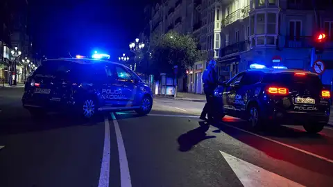Dos coches de Policía Nacional circulan por una calle de Santander Dos coches de Policía Nacional circulan por una calle de Santander