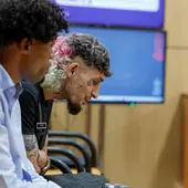 Los raperos David Calvo Villa, más conocido por su nombre artístico 'El Jincho' (d) y `Osiris´durante el juicio por un delito de violación para los que la Fiscalía pide 13 años de prisión por agredir sexualmente a una joven en el hotel en el que se alojaban tras dar un concierto de rap en Mislata (Valencia) el 4 de noviembre de 2023. Los raperos David Calvo Villa, más conocido por su nombre artístico 'El Jincho' (d) y `Osiris´durante el juicio por un delito de violación para los que la Fiscalía pide 13 años de prisión por agredir sexualmente a una joven en el hotel en el que se alojaban tras dar un concierto de rap en Mislata (Valencia) el 4 de noviembre de 2023.