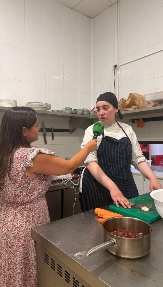Maria Cortès entrevistando a Omaima, una de las trabajadoras con discapacidad intelectual que trabaja en el Restaurante de Máter en Inca. 