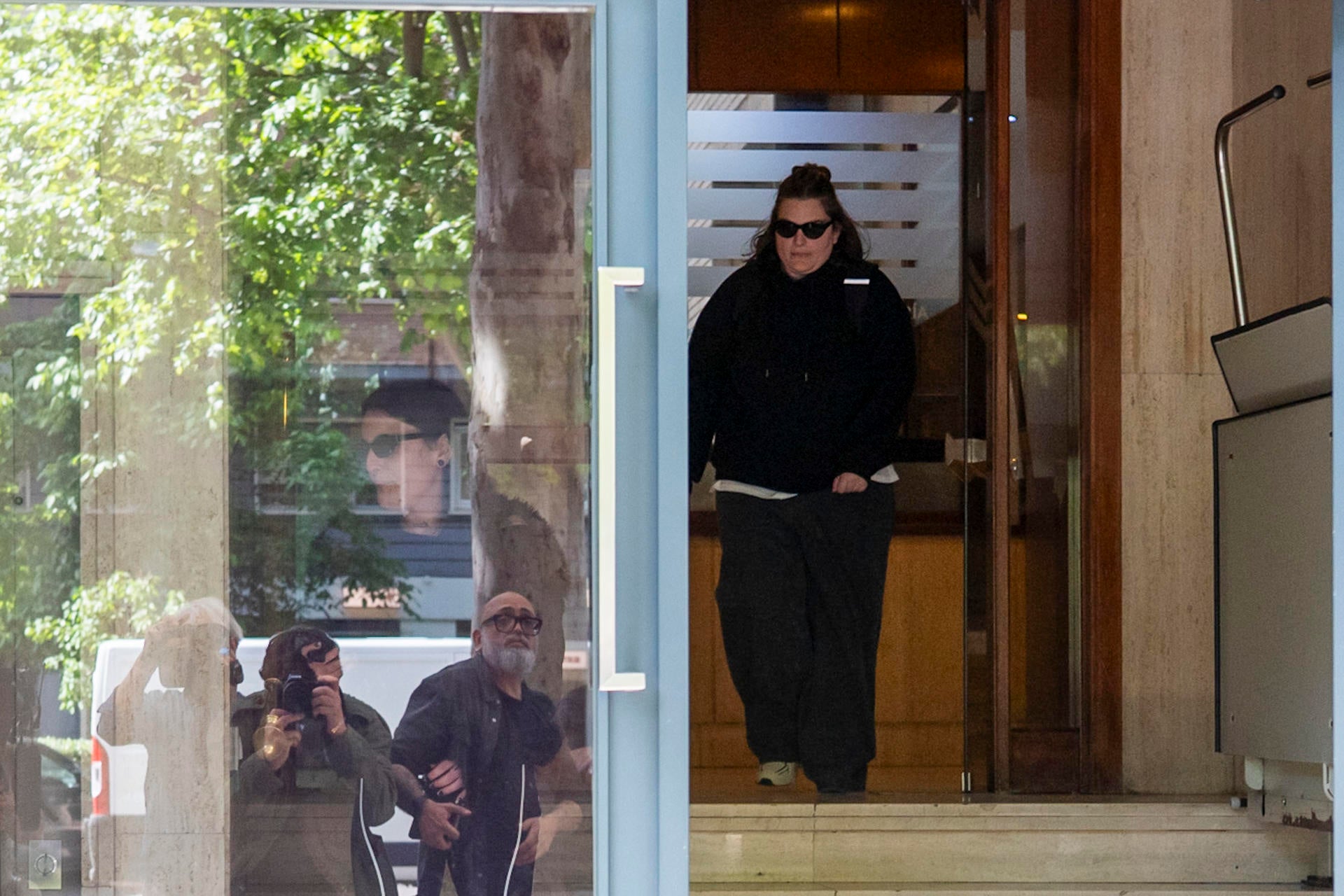 Una de las hijas del expresidente del Gobierno José Luis Rodríguez Zapatero a su salida de la sede de su empresa tras el registro de la UDEF. Una de las hijas del expresidente del Gobierno José Luis Rodríguez Zapatero a su salida de la sede de su empresa tras el registro de la UDEF.