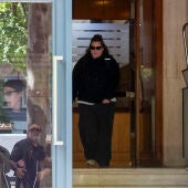 Una de las hijas del expresidente del Gobierno José Luis Rodríguez Zapatero a su salida de la sede de su empresa tras el registro de la UDEF.