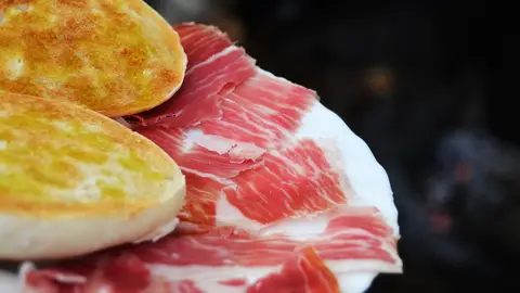 Plato con aceite y jamón andaluz. Plato con aceite y jamón andaluz.