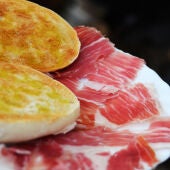 Plato con aceite y jamón andaluz.