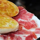 Plato con aceite y jamón andaluz. Plato con aceite y jamón andaluz.