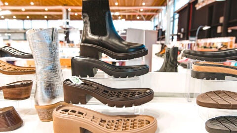 Expositor en una feria del sector de componentes para el calzado.