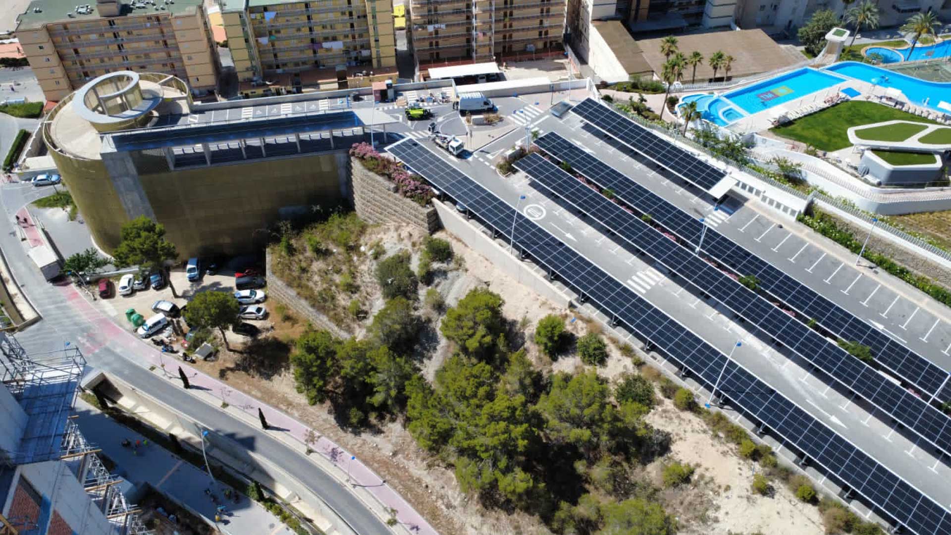 Benidorm finaliza la instalación solar fotovoltaica del aparcamiento de Poniente que permitirá ahorrar unos 70.000 euros anuales Benidorm finaliza la instalación solar fotovoltaica del aparcamiento de Poniente que permitirá ahorrar unos 70.000 euros anuales