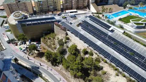 Benidorm finaliza la instalación solar fotovoltaica del aparcamiento de Poniente que permitirá ahorrar unos 70.000 euros anuales Benidorm finaliza la instalación solar fotovoltaica del aparcamiento de Poniente que permitirá ahorrar unos 70.000 euros anuales