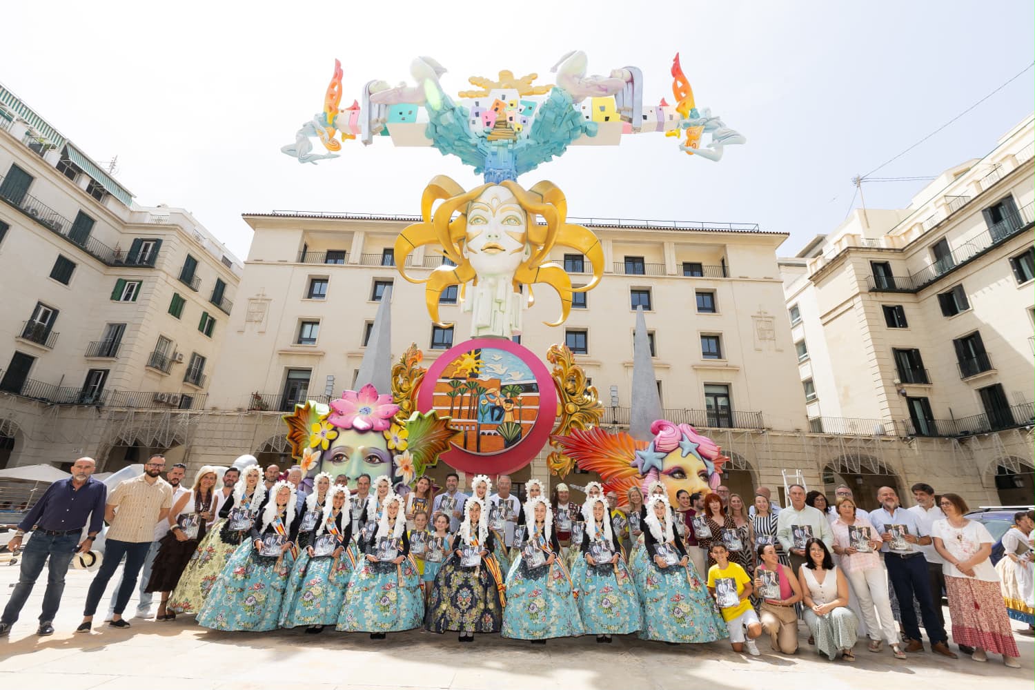 Las hogueras oficial "Singulares" y "Equilibri" ya dan color y fantasía a la plaza del ayuntamiento Las hogueras oficial "Singulares" y "Equilibri" ya dan color y fantasía a la plaza del ayuntamiento