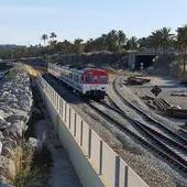 Imagen de archivo de un tren de la red de Cernanías de Renfe circulando por la zona de Aguamarga de Alicante. Imagen de archivo de un tren de la red de Cernanías de Renfe circulando por la zona de Aguamarga de Alicante.
