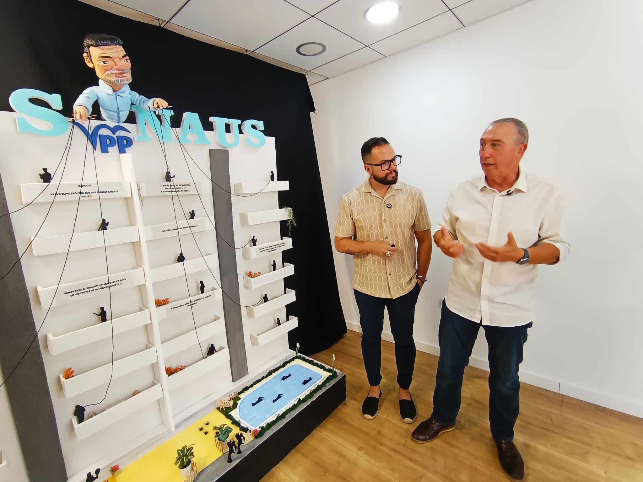 Compromís Alicante presenta una 'foguereta' en la que satiriza sobre el escándalo de las viviendas protegidas de Les Naus Compromís Alicante presenta una 'foguereta' en la que satiriza sobre el escándalo de las viviendas protegidas de Les Naus
