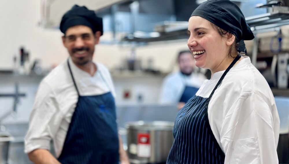 Sendoa, chef del Restaurante Máter en Inca, junto a Omaima, su ayudante de cocina. 