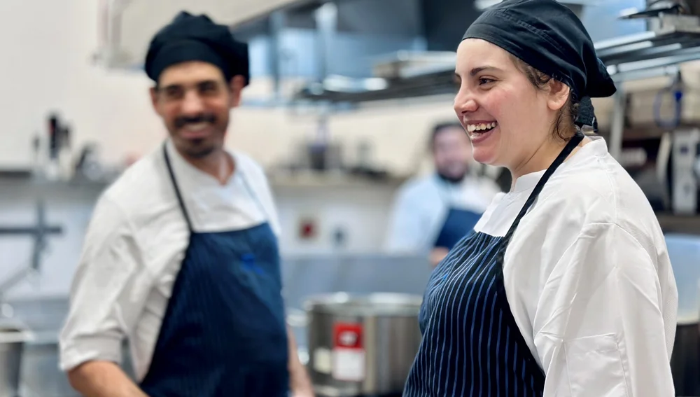 Sendoa, chef del Restaurante Máter en Inca, junto a Omaima, su ayudante de cocina. Sendoa, chef del Restaurante Máter en Inca, junto a Omaima, su ayudante de cocina.