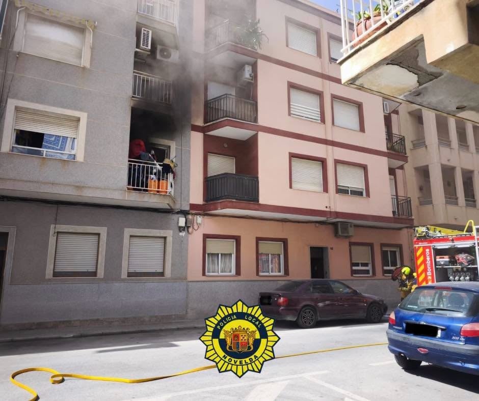 Un incendio en Novelda se salda con un bombero atendido por las asistencias sanitarias y un gato rescatado por la Policía Local Un incendio en Novelda se salda con un bombero atendido por las asistencias sanitarias y un gato rescatado por la Policía Local