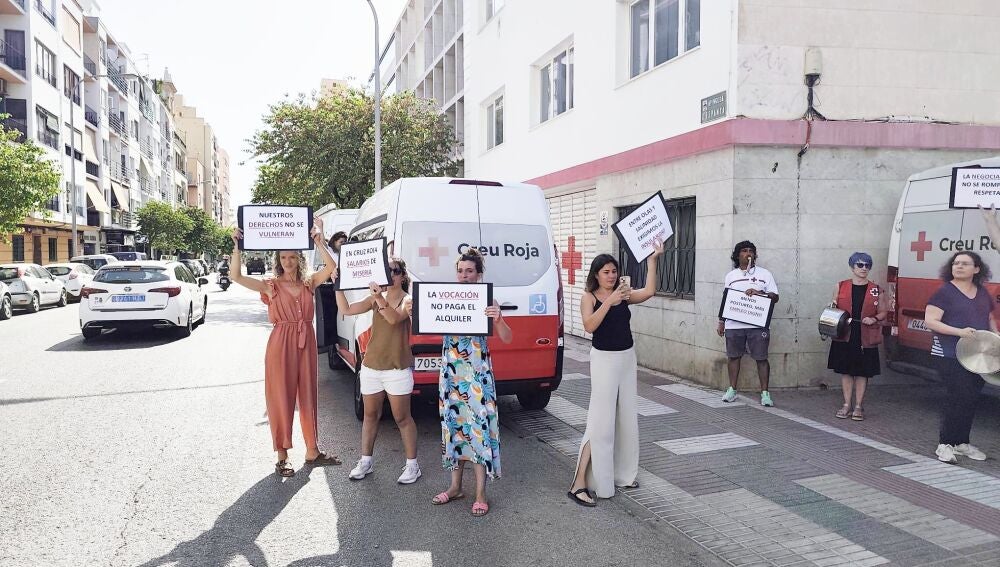 Algunos de los trabajadores con sus pancartas