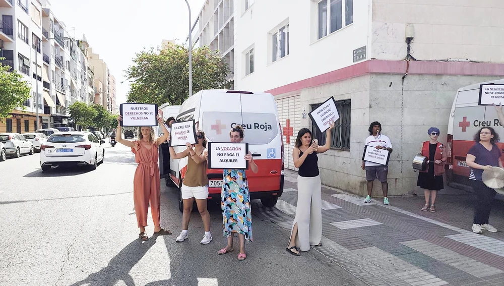 Algunos de los trabajadores con sus pancartas Algunos de los trabajadores con sus pancartas