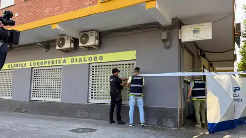 Agentes de la Policía Nacional proceden a registrar la clínica tras haber detenido al autor confeso del crimen de un logopeda. Agentes de la Policía Nacional proceden a registrar la clínica tras haber detenido al autor confeso del crimen de un logopeda.
