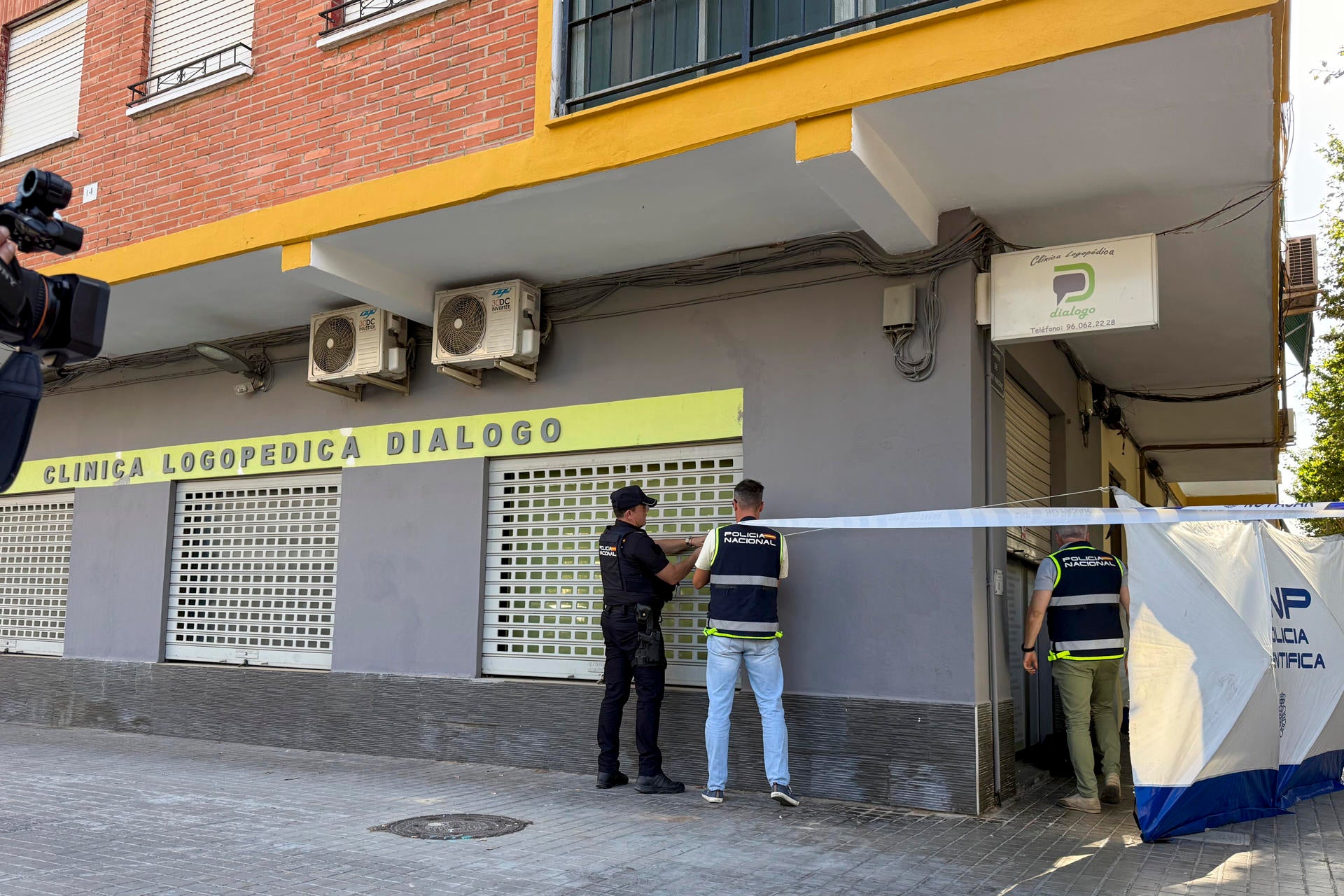 Agentes de la Policía Nacional proceden a registrar la clínica tras haber detenido al autor confeso del crimen de un logopeda. Agentes de la Policía Nacional proceden a registrar la clínica tras haber detenido al autor confeso del crimen de un logopeda.