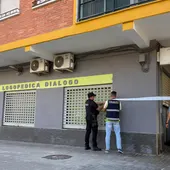 Agentes de la Policía Nacional proceden a registrar la clínica tras haber detenido al autor confeso del crimen de un logopeda. Agentes de la Policía Nacional proceden a registrar la clínica tras haber detenido al autor confeso del crimen de un logopeda.