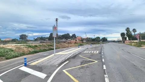 Para de autobus sin marquesina en una pedanía de Elche. Para de autobus sin marquesina en una pedanía de Elche.