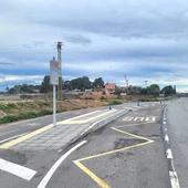 Para de autobus sin marquesina en una pedanía de Elche. Para de autobus sin marquesina en una pedanía de Elche.