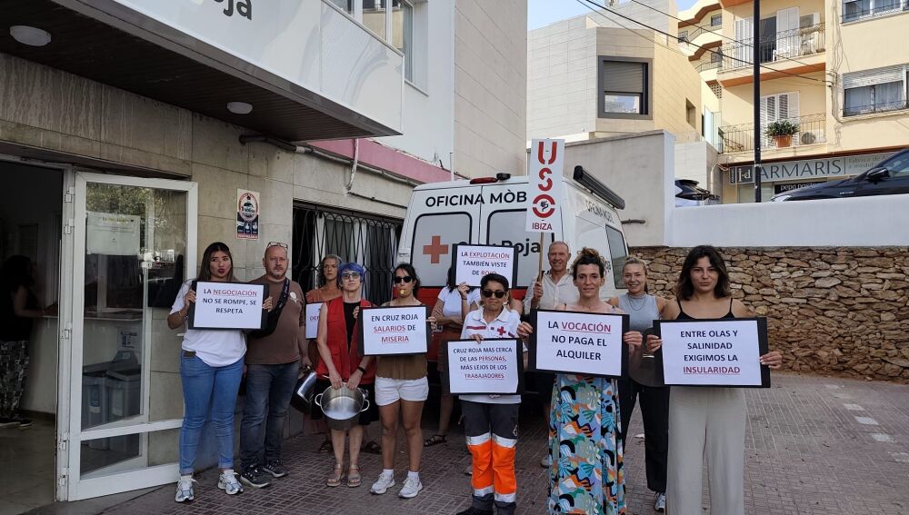 Algunos de los trabajadores con sus pancartas
