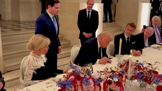 Momento en el que Trump firma en Versalles el acuerdo con Irán Momento en el que Trump firma en Versalles el acuerdo con Irán/ Reuters