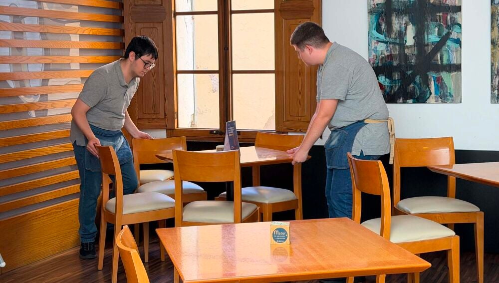 Dos de los chavales con discapacidad intelectual, que trabajan en el Restaurante de Mater en Inca. 