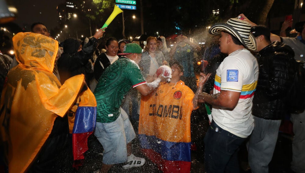 Aficionados de Colombia celebran en el país durante la transmisión del partido de la Copa Mundial de la FIFA 2026 ante Uzbekistán. 