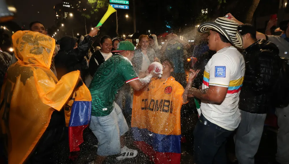 Aficionados de Colombia celebran en el país durante la transmisión del partido de la Copa Mundial de la FIFA 2026 ante Uzbekistán. Aficionados de Colombia celebran en el país durante la transmisión del partido de la Copa Mundial de la FIFA 2026 ante Uzbekistán.