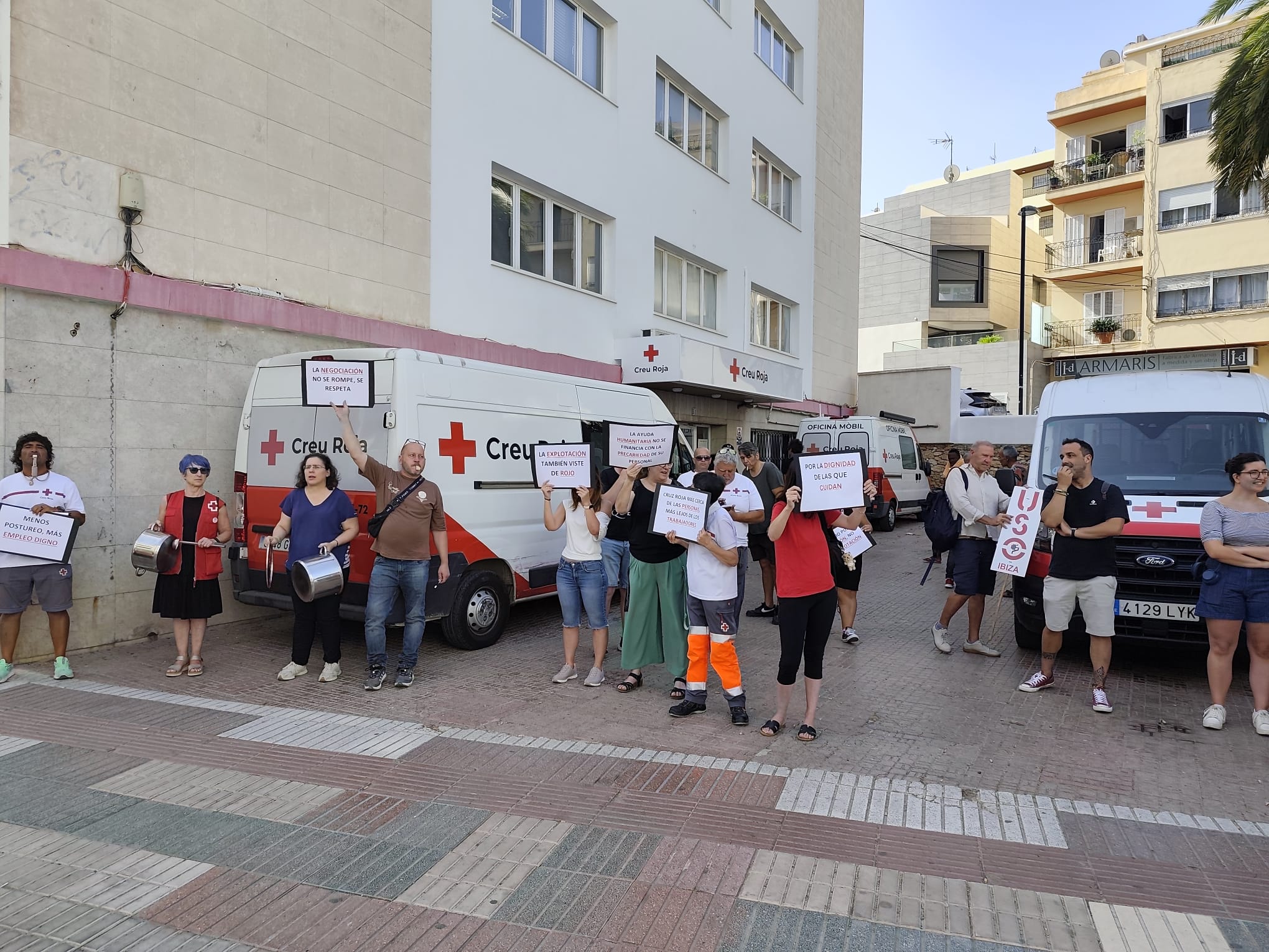 Trabajadores de Cruz Roja Ibiza piden en Onda Cero salarios justos porque "con la vocación no paga el alquiler" Trabajadores de Cruz Roja Ibiza piden en Onda Cero salarios justos porque "con la vocación no paga el alquiler"