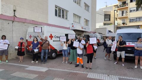 Algunos de los trabajadores con sus pancartas Algunos de los trabajadores con sus pancartas