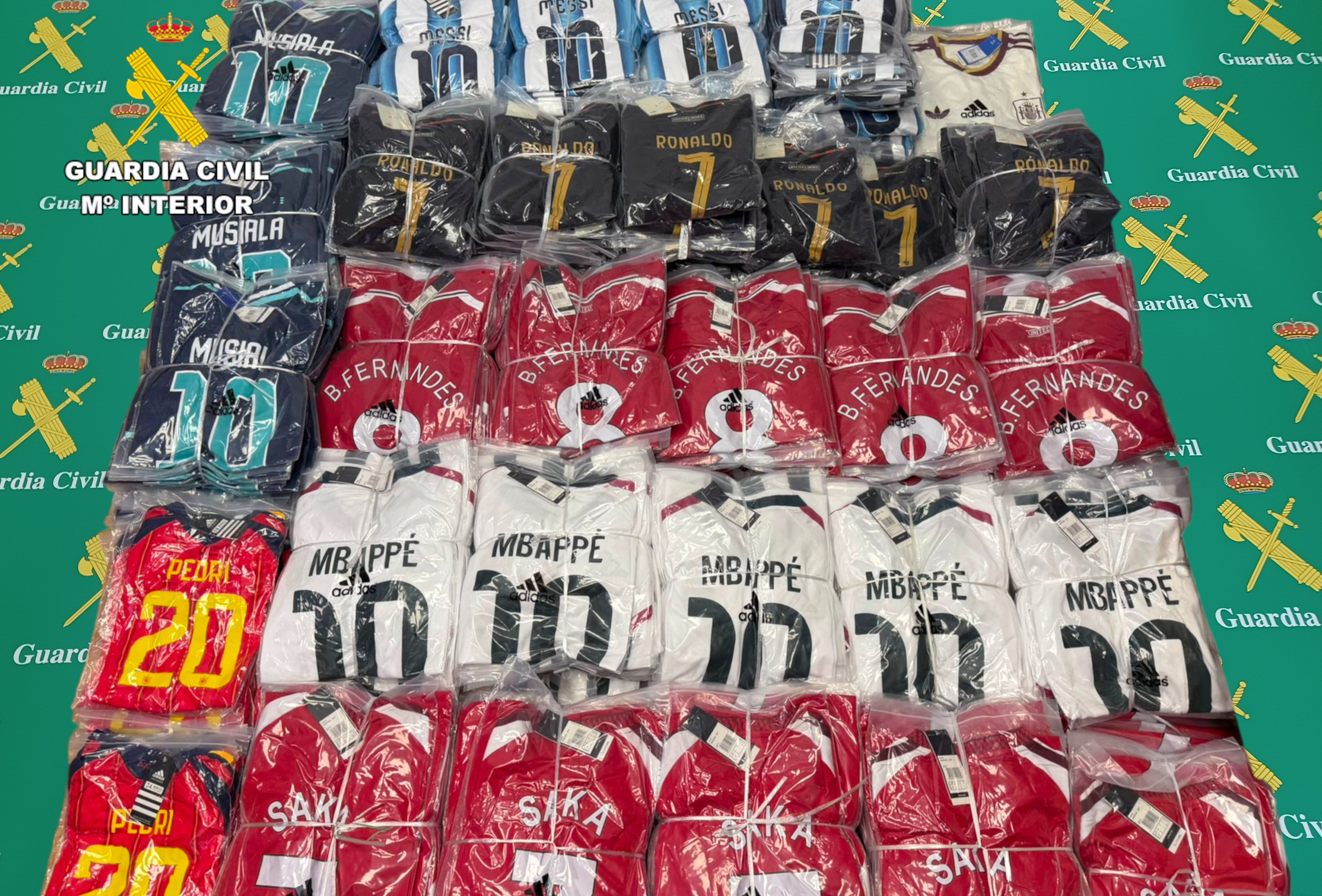Intervenidas en Cantabria 700 camisetas de fútbol de supuestas marcas oficiales Intervenidas en Cantabria 700 camisetas de fútbol de supuestas marcas oficiales