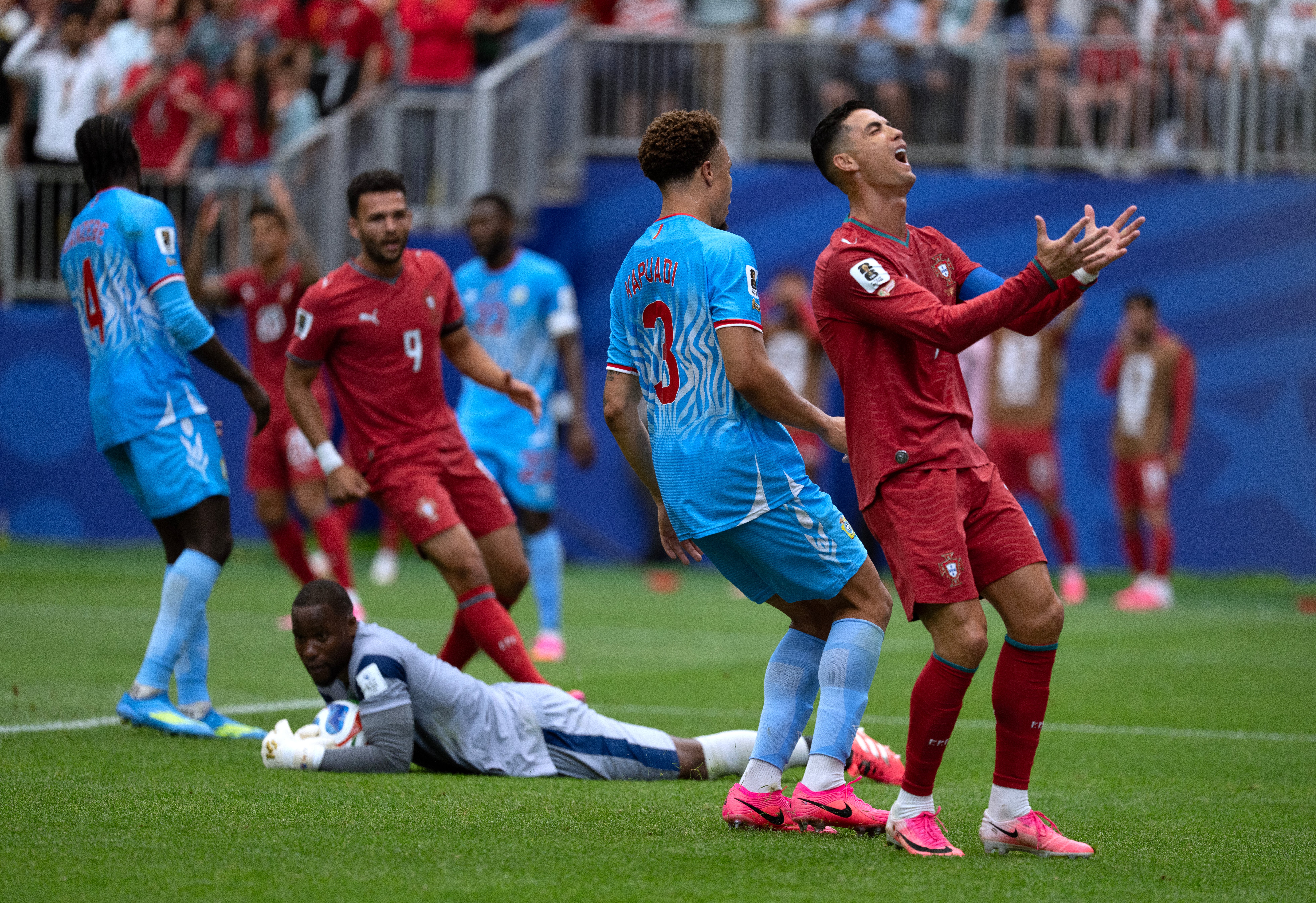 La demoledora crítica de Thierry Henry a Cristiano tras el tropiezo de Portugal: "El equipo tiene que marcar, no tú" La demoledora crítica de Thierry Henry a Cristiano tras el tropiezo de Portugal: "El equipo tiene que marcar, no tú"