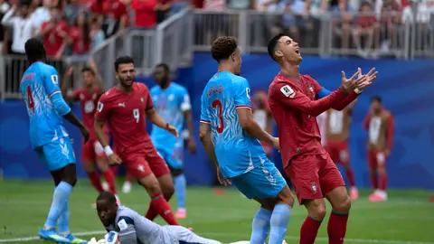 Cristiano Ronaldo, lamentándose de una ocasión perdida en el debut de Portugal ante el Congo. Cristiano Ronaldo, lamentándose de una ocasión perdida en el debut de Portugal ante el Congo.