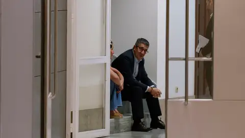 El portavoz del PSOE en el Congreso, Patxi López, conversaba este miércoles con Montse Mínguez en los pasillos del Congreso. EFE/J.J. Guillén Las polémicas palabras con las que el Gobierno y el PSOE alimentan la conspiración en el caso Zapatero: "Me suscita muchas sospechas"