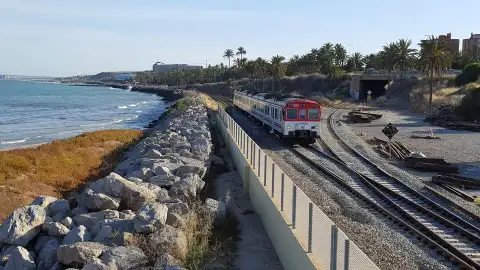 Un tren de la línea Alicante-Murcia Un tren de la línea Alicante-Murcia
