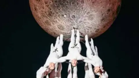 El FEX llena el cielo de Granada con ‘Aria’, un ballet aéreo inspirado en Las Cuatro Estaciones de Vivaldi El FEX llena el cielo de Granada con ‘Aria’, un ballet aéreo inspirado en Las Cuatro Estaciones de Vivaldi