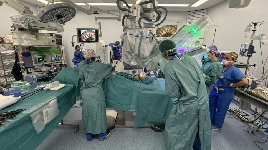Vall d’Hebron fa la primera cirurgia pediàtrica d’Europa amb un robot que opera per una sola incisió