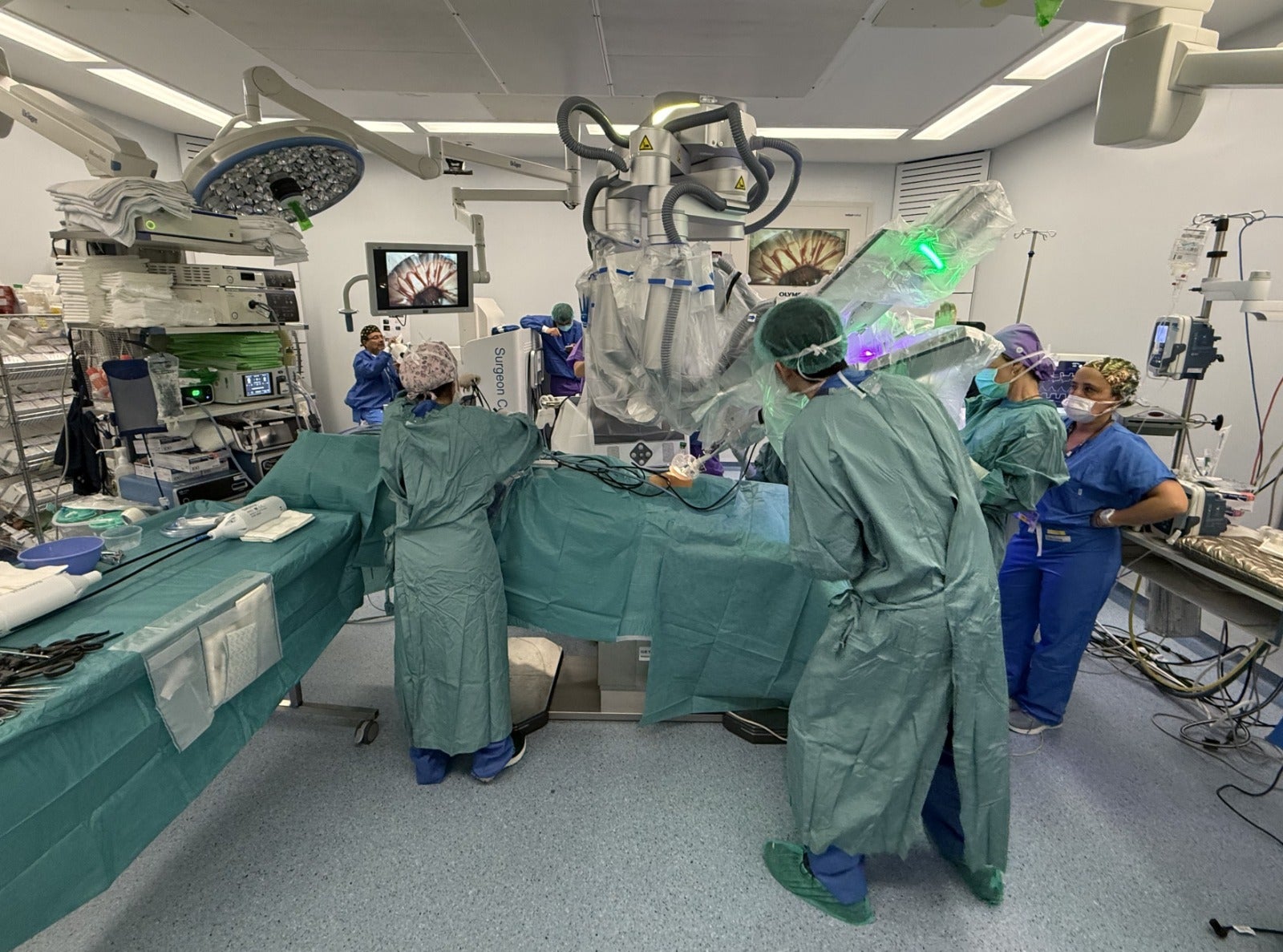 Vall d’Hebron fa la primera cirurgia pediàtrica d’Europa amb un robot que opera per una sola incisió Vall d’Hebron fa la primera cirurgia pediàtrica d’Europa amb un robot que opera per una sola incisió